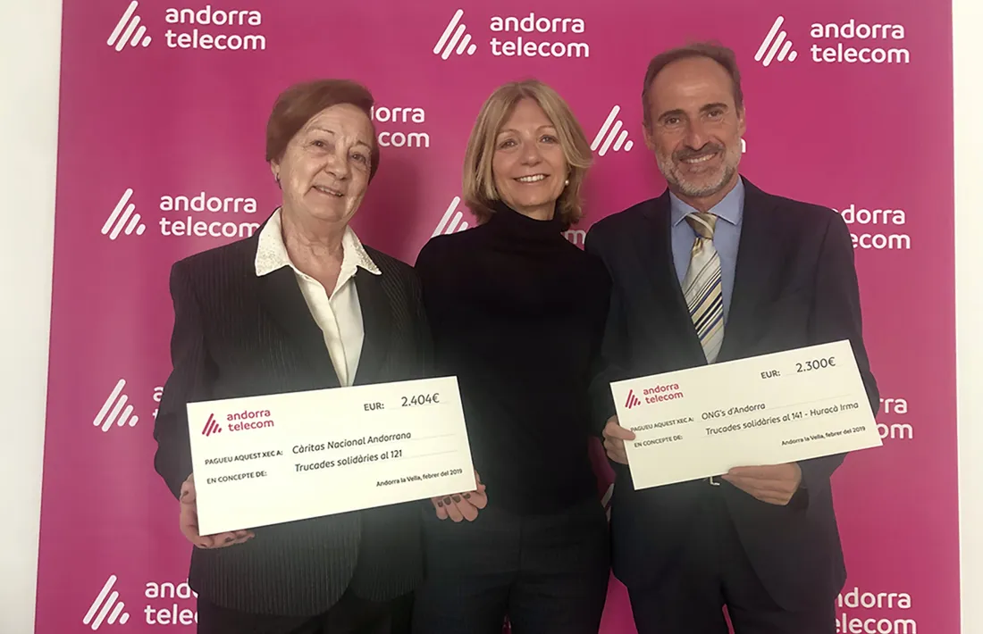 Moment de l'entrega dels xecs.