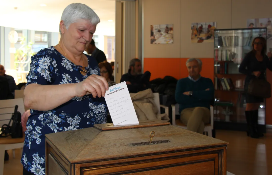 Els participants introdueixen la seva butlleta dins de l'urna.