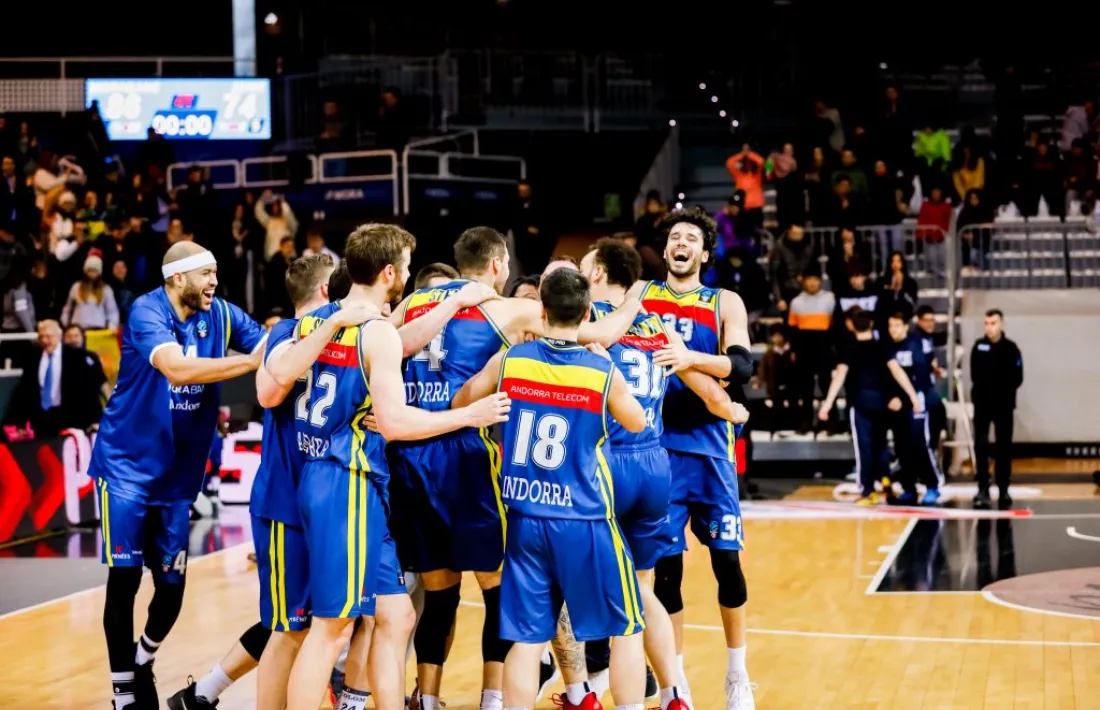 Els jugadors del MoraBanc celebrant un triomf.