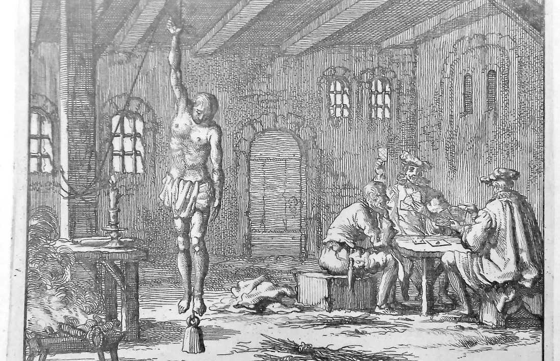 Turment del polze, que consistia a penjar el reu del dit gros, al qual van ser sotmeses les acusades de bruixeria als segles XV, XVI i XVII. Atenció al pes que li han penjat del peu al pobre reu.