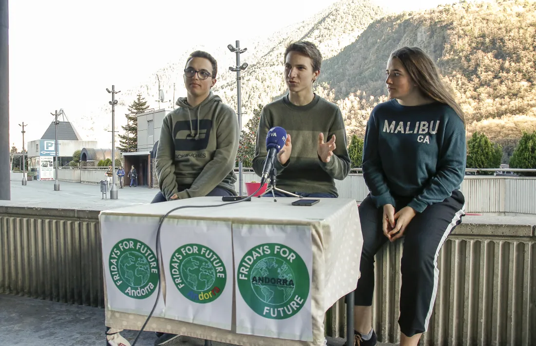 Els estudiants van presentar la iniciativa a la plaça del Poble, ahir a la tarda.