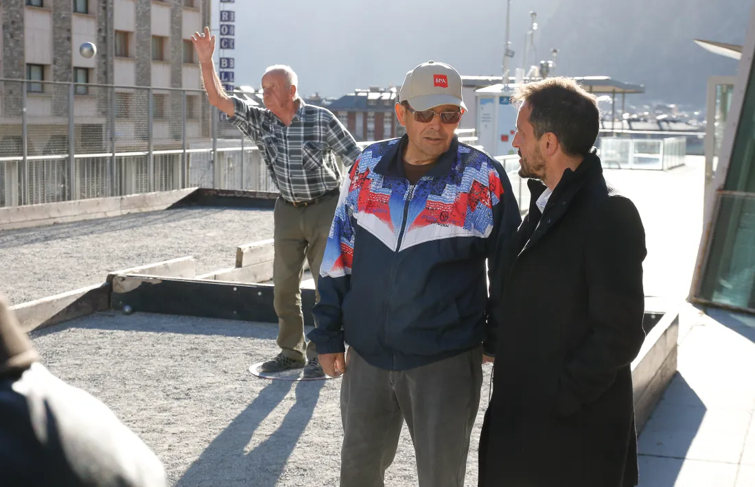 López conversa amb un pensionista en la visita a la llar de jubilats d’Escaldes, ahir.