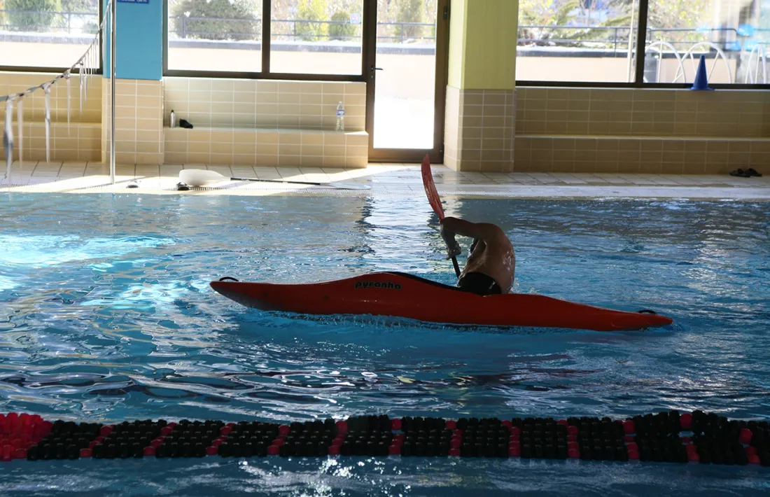 Caiac a la piscina.