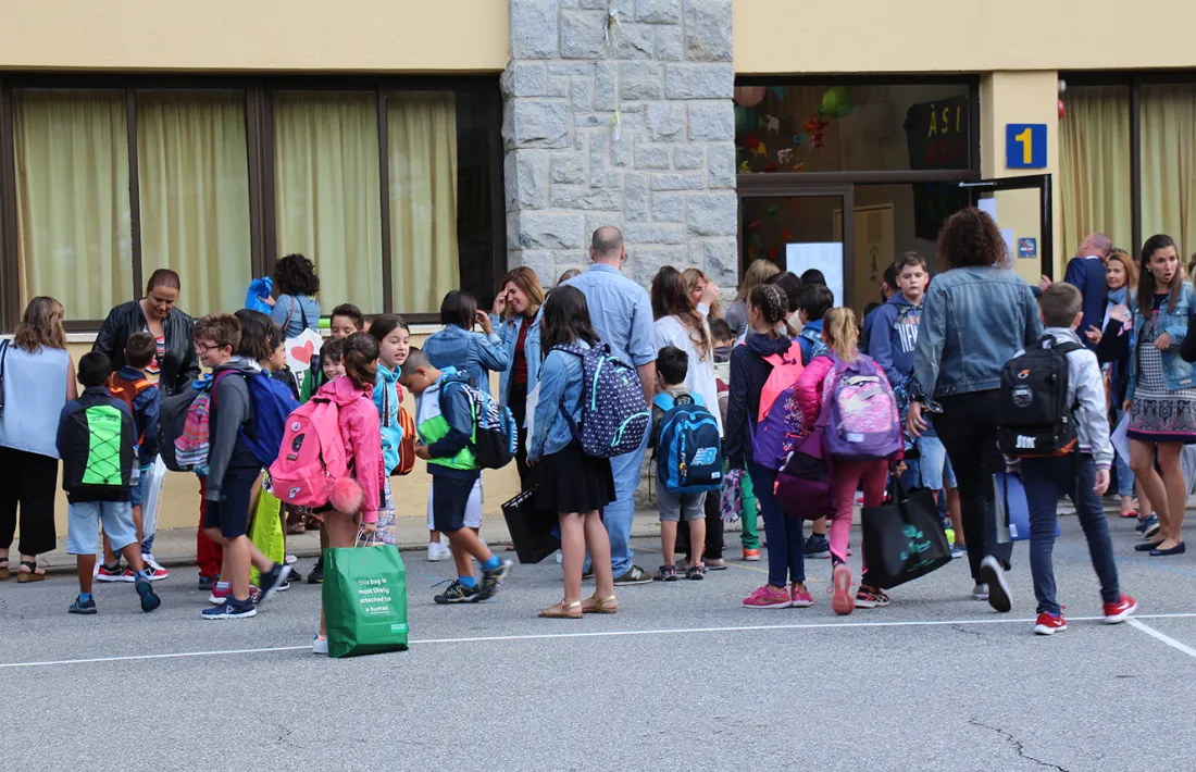 Alumnes a l'exterior de l'escola andorrana de Sant Julià de Lòria.