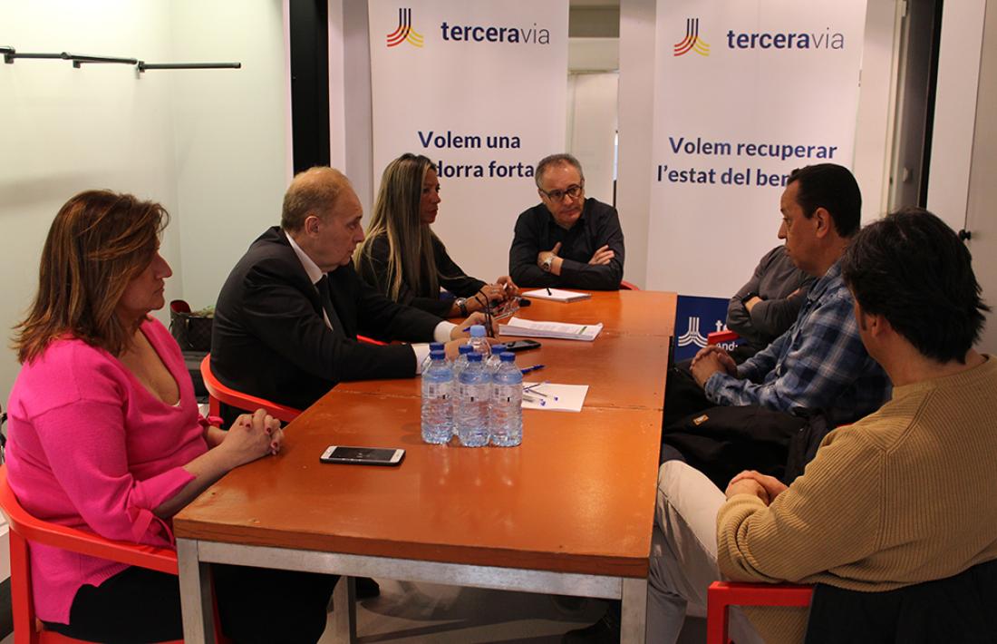 Un moment de la reunió entre els candidats de Terceravia i els sindicats dels bombers.