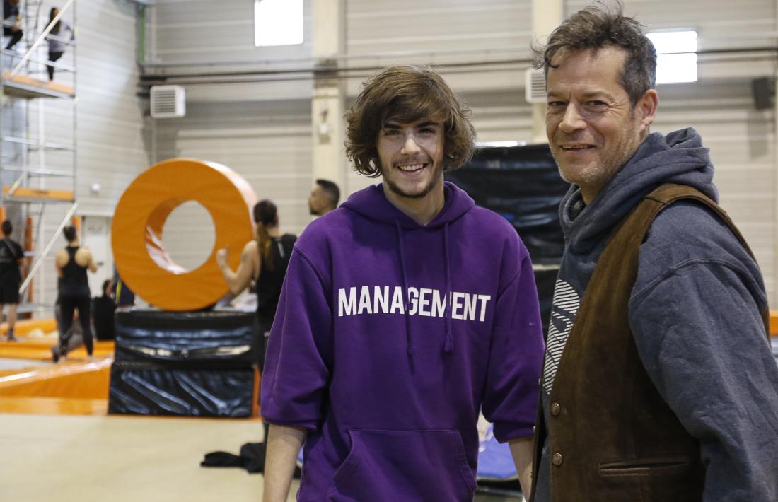 L'actor madrielny amb el seu fll Merlín, ahir al 360 Extrem: el va tenir amb la també actriu Paloma Gómez, la Valentina de 'Crónica del alba', traspassada al gener.