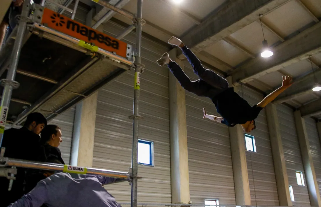 Alumnes de l’escola d’especialistes vinguts de Barcelona i de Madrid s’entrenaven ahir en salts de 12 metres al 360º Extrem.