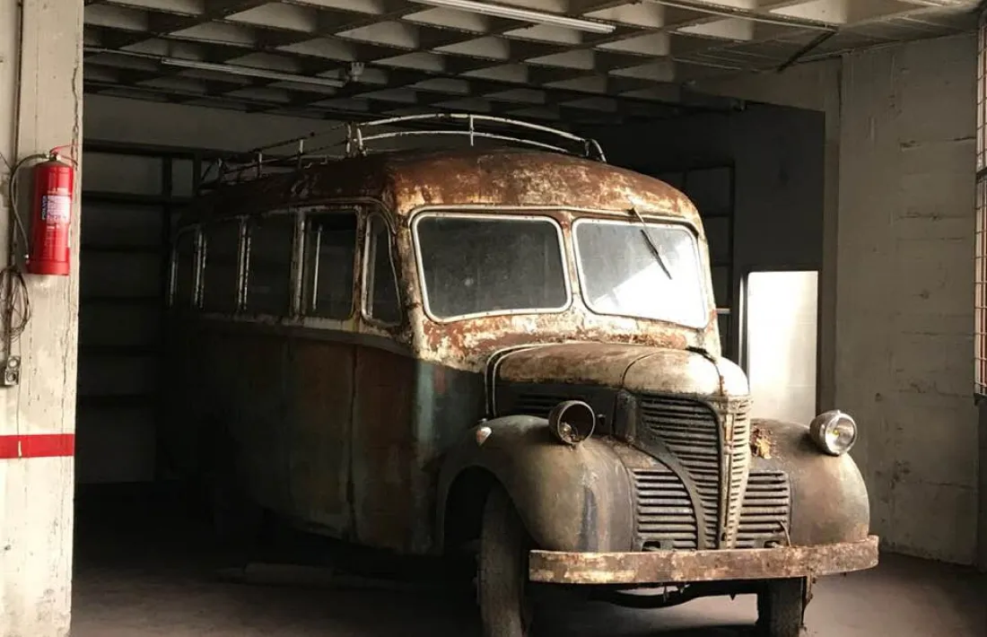 El Fargo, estacionat en un box de la capital mentre espera entrar al taller per a la restauració definitiva.
