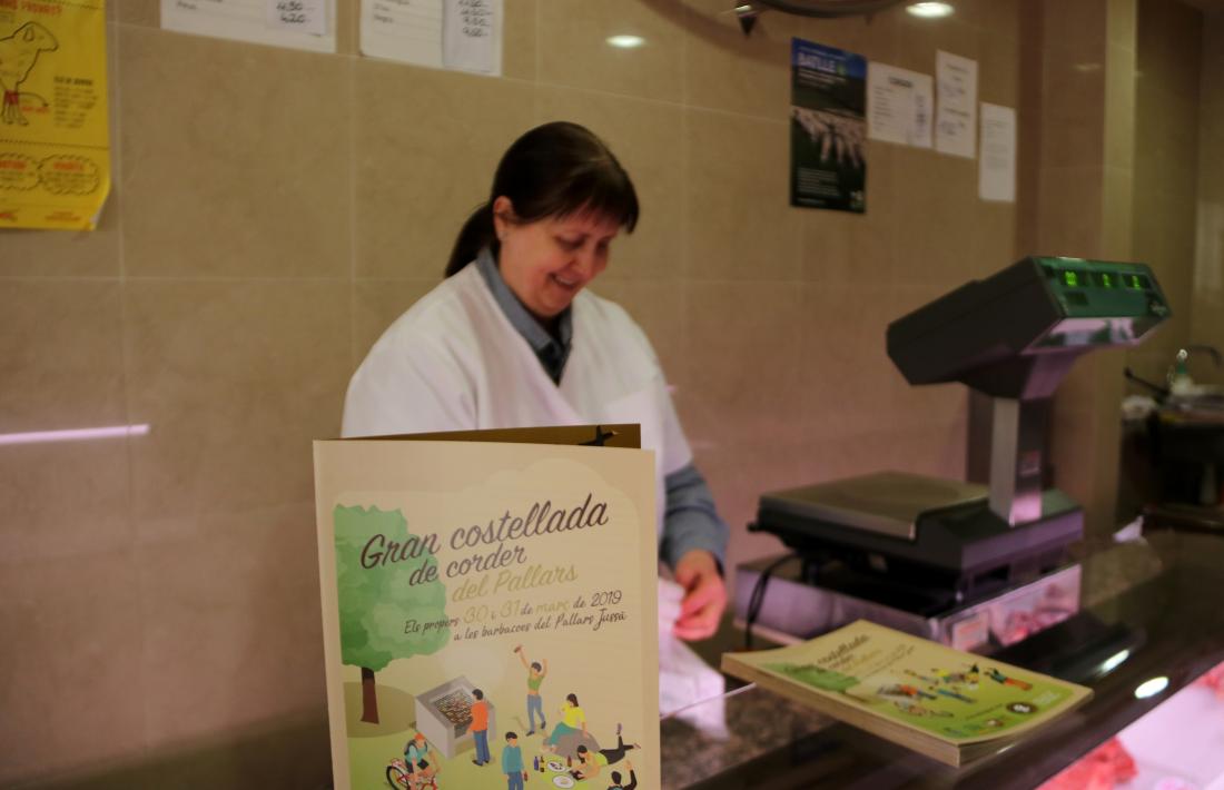 Primer pla d’un fullet sobre la carn de corder.