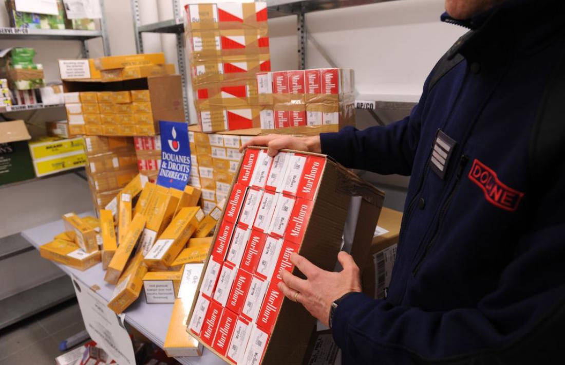 Un comís de tabac portat a terme a la duana francesa a Andorra.