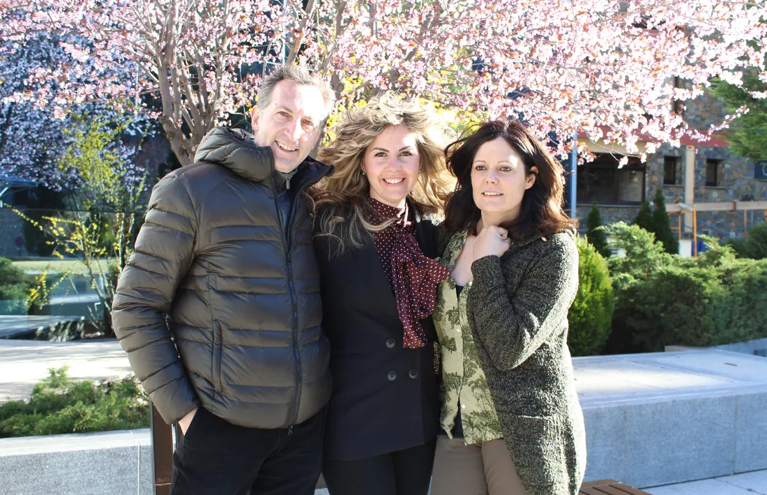 Roc Torres, Olga Martínez i Íngrid Ruiz ahir a la plaça del Arínsols.