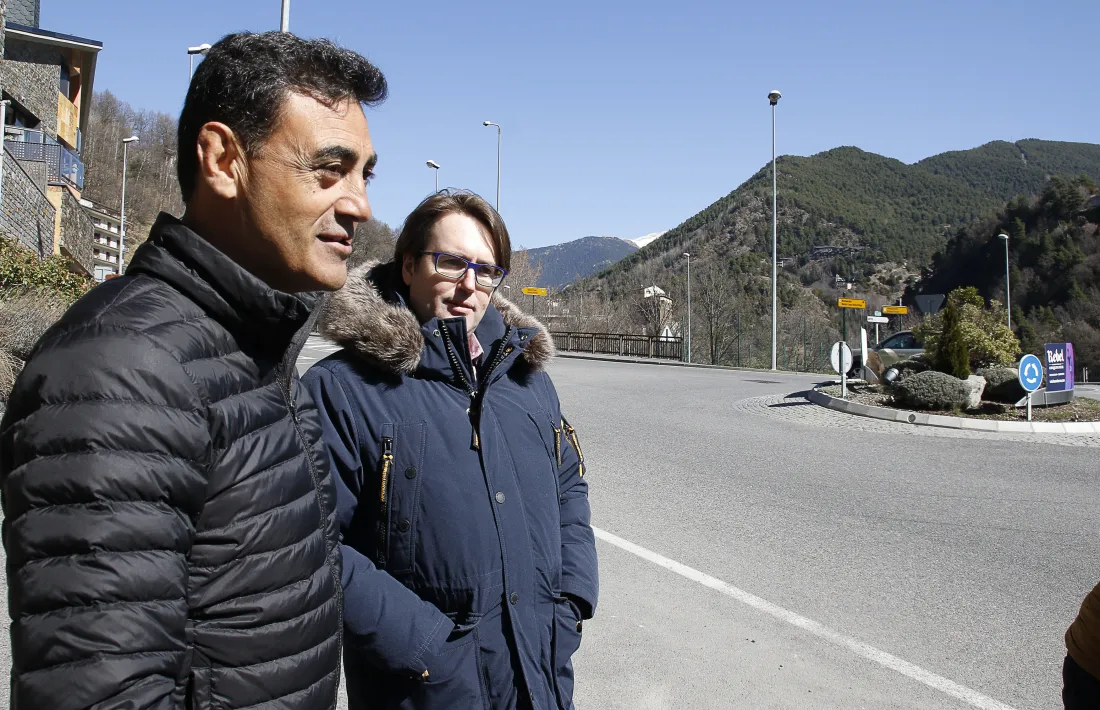 Els candidats de Ciutadans Compromesos, Carles Naudi i Raül Ferré, van presentar la mesura a la rotonda d’Anyós.