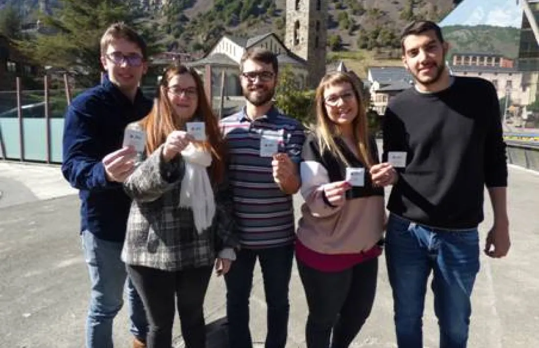 Membres de la Joventut Socialdemòcrata que van repartir els preservatius, ahir. 