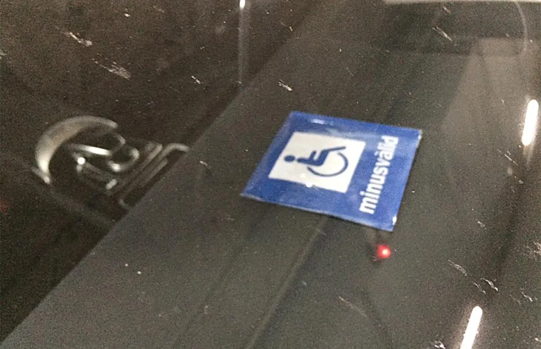 La targeta falsa que circula entre alguns vehicles del Principat.