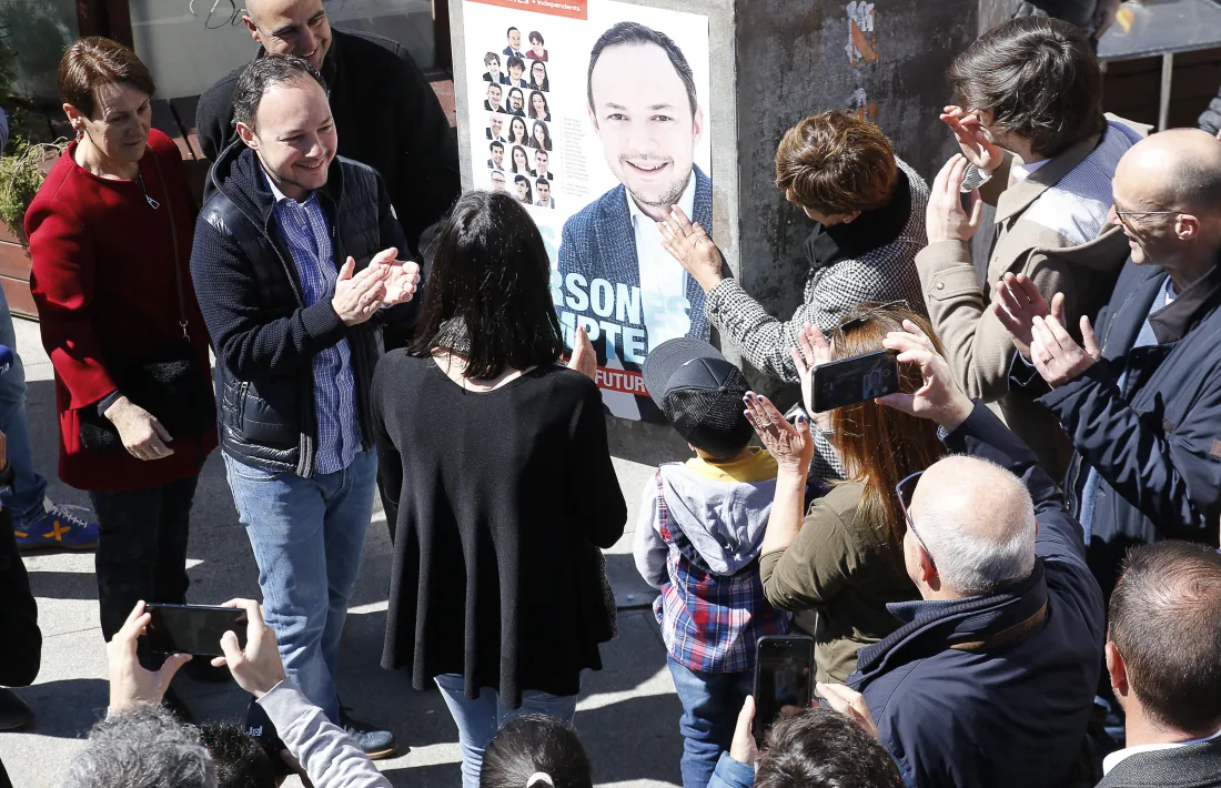 El candidat de Demòcrates, Xavier Espot, durant l’enganxada de cartells.