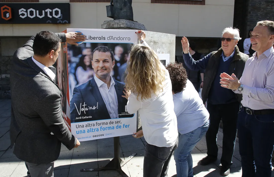 Liberals d’Andorra col·locant un dels seus cartells a la Massana.
