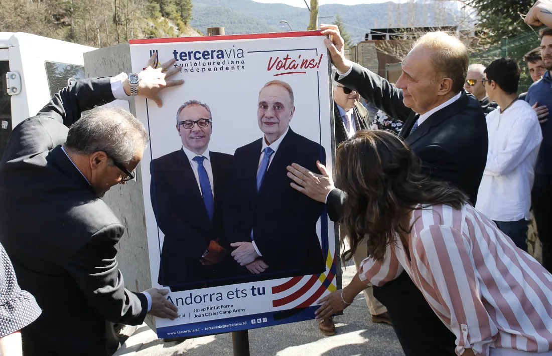 Joan Carles Camp i Josep Pintat posant un dels cartells de Terceravia.
