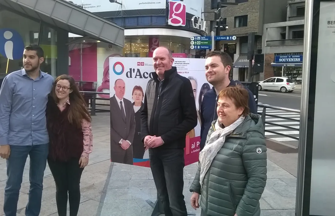 Els integrants de la llista de d’Acord a la capital després d’enganxar el cartell a la plaça de la Rotonda.