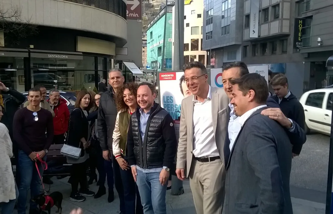 Demòcrates va acabar la penjada de cartells a Andorra la Vella.