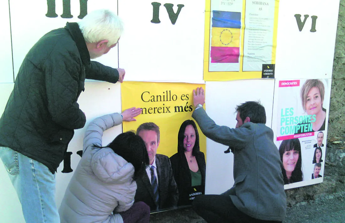 Els aspirants d’AS, Ricard Riba i Aret Boronat, van enganxar els cartells a la capella de Prats.