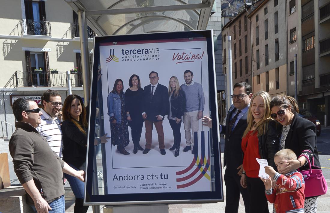 Els integrants de la candidatura parroquial de Terceravia en la penjada de cartells.