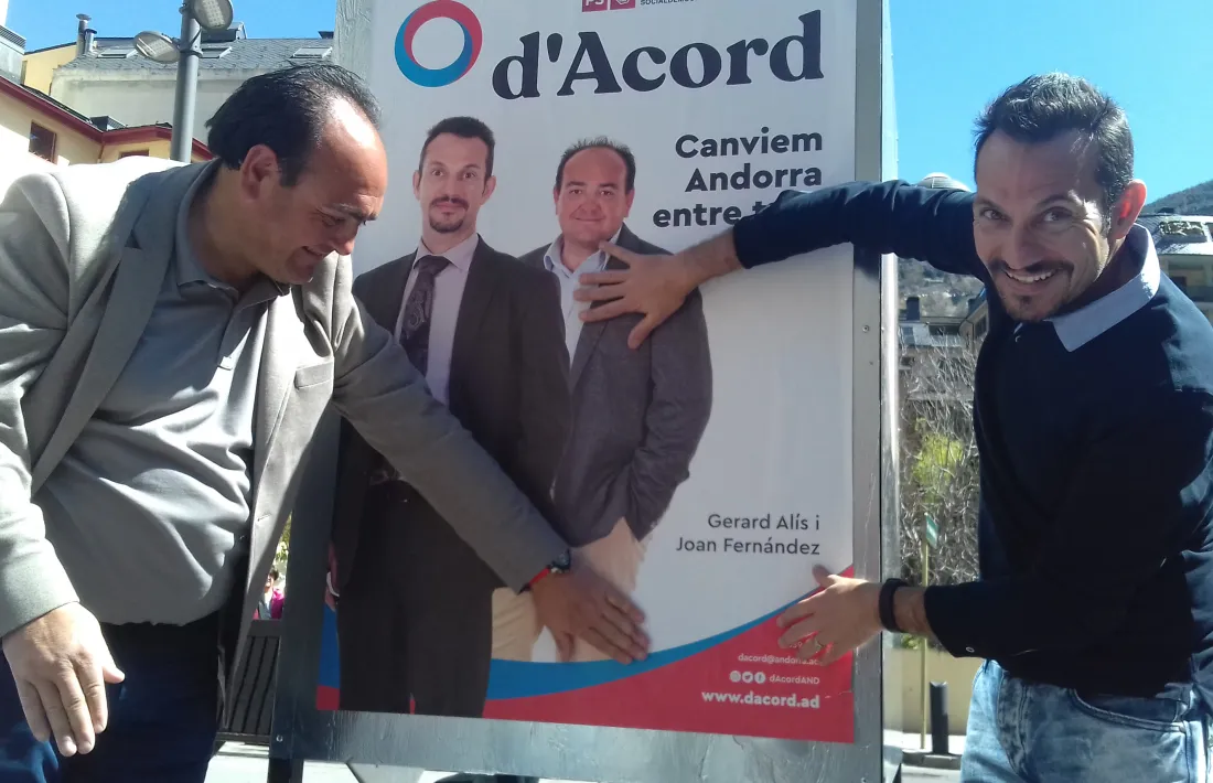 Joan Fernández i Gerard Alís, números 2 i 1 de la territorial de d’Acord, amb el cartell acabat d’enganxar.
