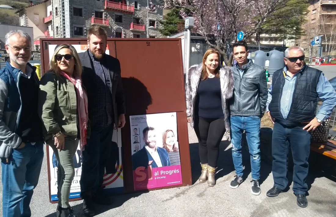 Aaron Comella i Judith Montoro amb el candidat nacional, Josep Roig, i altres de Progressites-SDP.