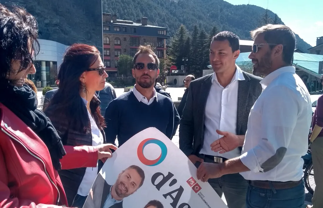 Els candidats de d’Acord a Encamp, Cathy Juan i David Rios, amb els aspirants nacionals.