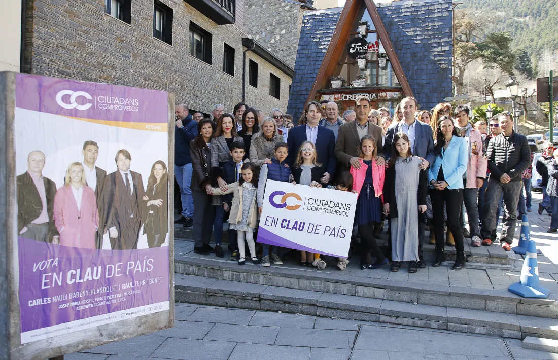 Carles Naudi i Raül Ferré, acompanyats per la resta de candidats i membres de Ciutadans Compromesos després de penjar el primer cartell.