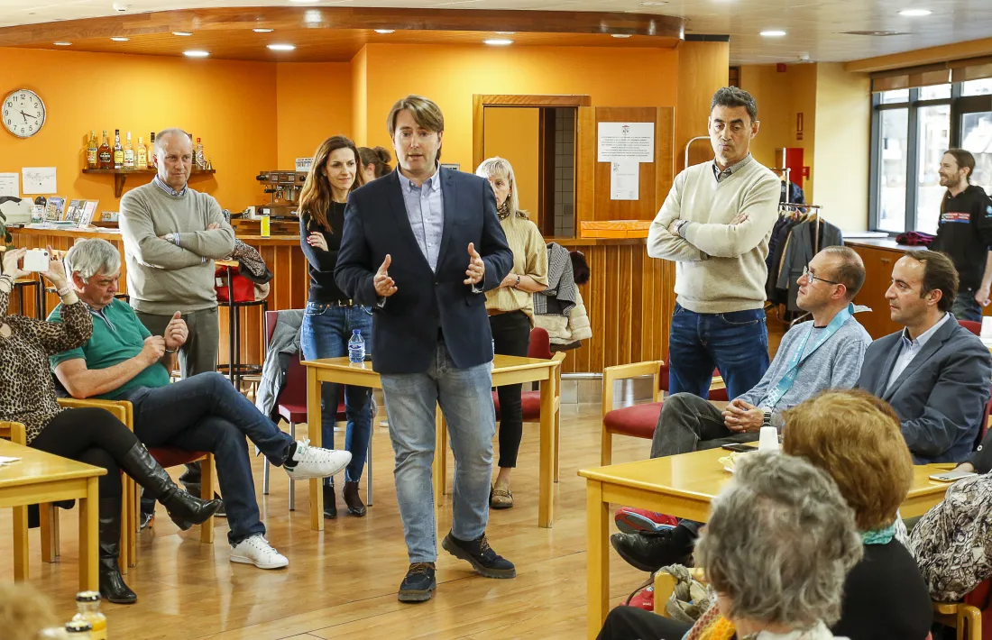 Els candidats de Ciutadans Compromesos en el berenar amb els jubilats de la Casa Pairal de la Massana.