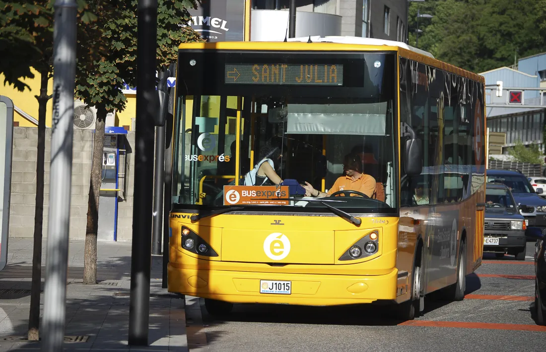 Un vehicle que realitza la ruta del Bus Exprés.