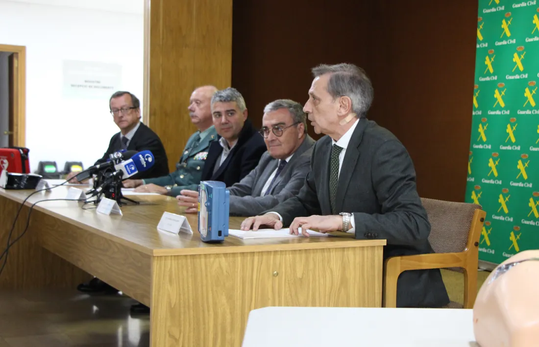 Un moment de la roda de premsa prèvia a l'entrega del desfibril·lador celebrada a la duana de la Farga de Moles.