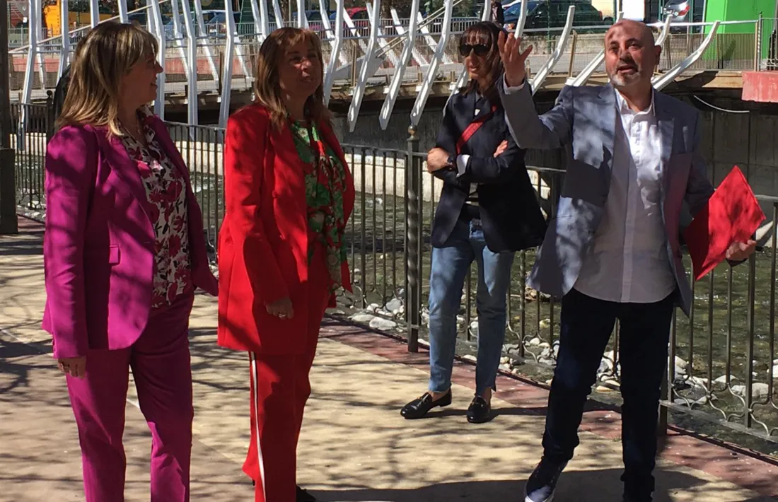 La cònsol major d'Andorra la Vella, Conxita Marsol, arriba al Parc Central acompanyada de la consellera de Promoció Turística i Comercial i Recursos Humans, Mònica Codina.