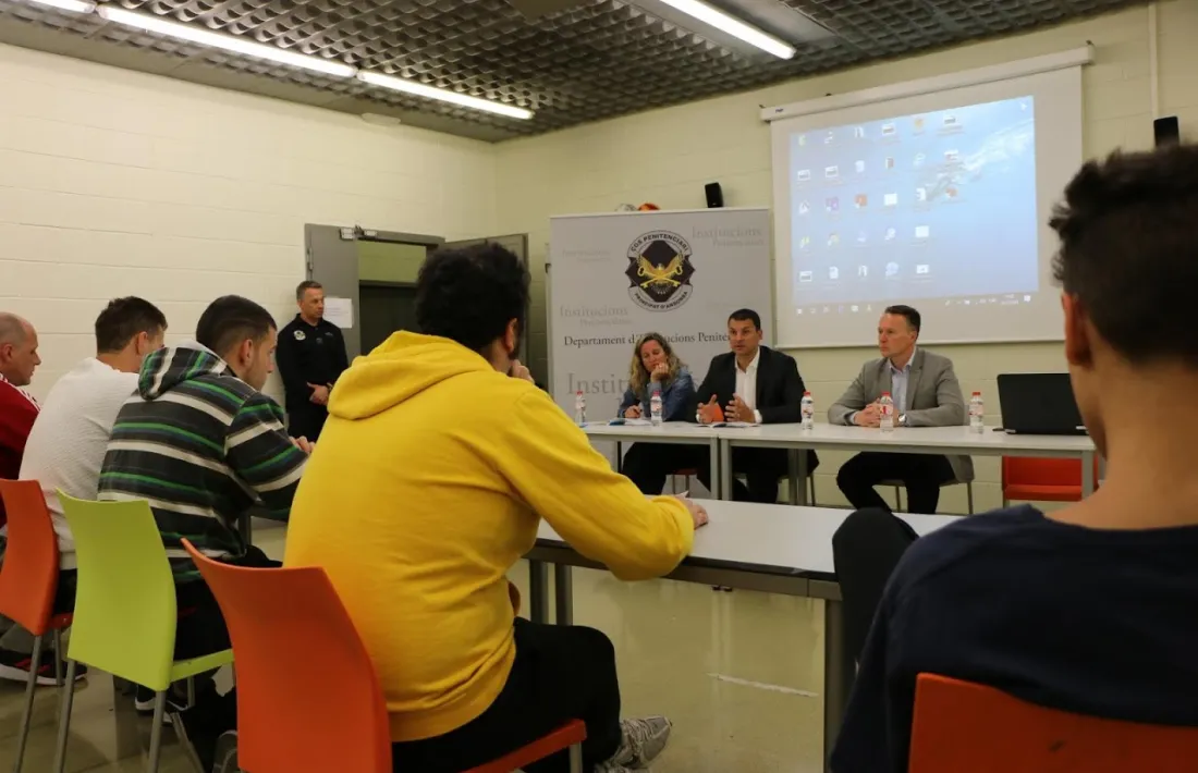 Un moment de la trobada de Gallardo, Costa i López amb els interns.