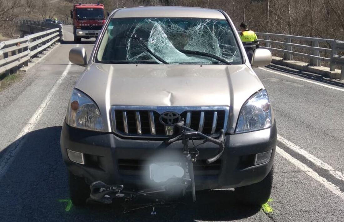El vehicle va impactar contra el ciclista a l’N-260.