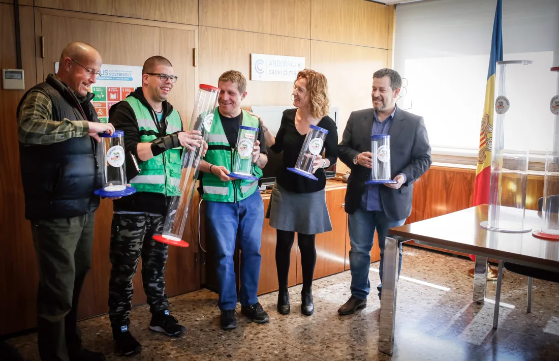 Calvó va entregar els nous contenidors de piles als usuaris de l’EENSM ahir.