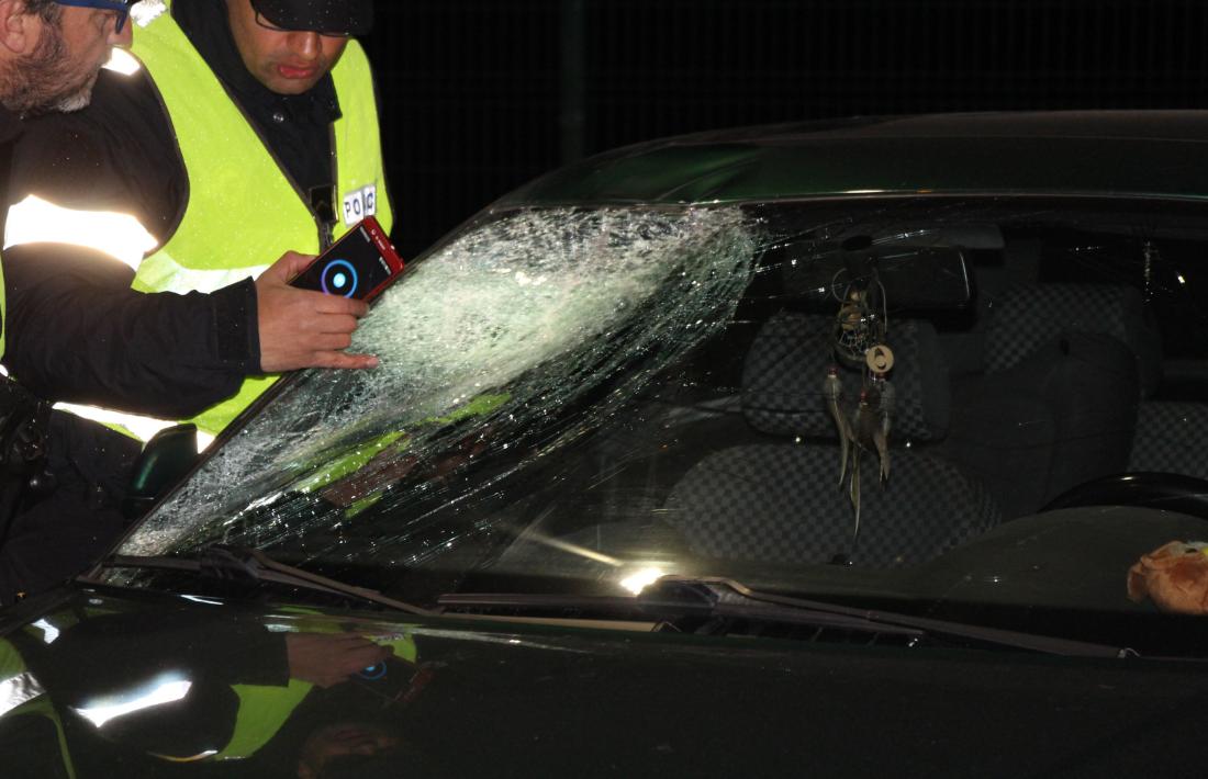 El vehicle, un Audi de color verd, amb el parabrisa trencat a causa de l'atropellament.