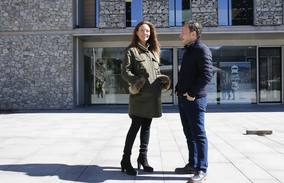 El cap de llista de Demòcrates, Xavier Espot, i la número vuit de la llista nacional, Helena Mas, ahir a la plaça del Consell General.
