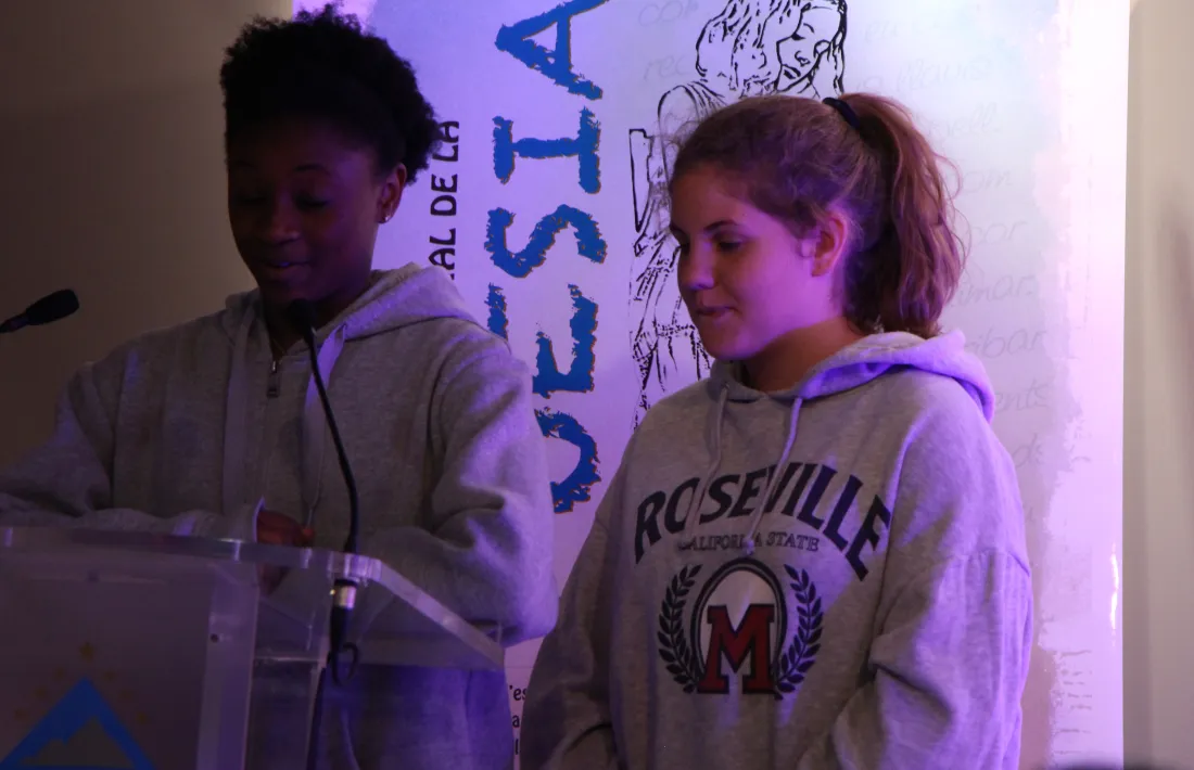 Alumnes de l'escola espanyola Maria Moliner durant la seva intervenció.