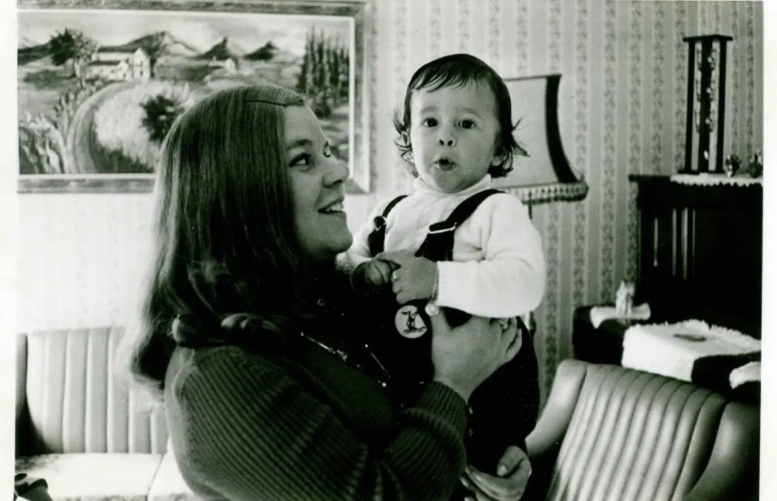 Pere López de petit agafat en braços per la seva mare.