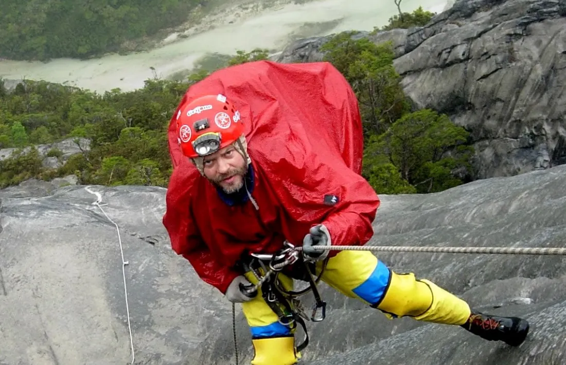 Josep Roig durant l’expedició espeleològica que va fer a l’illa Madre de Dios, el 2006.