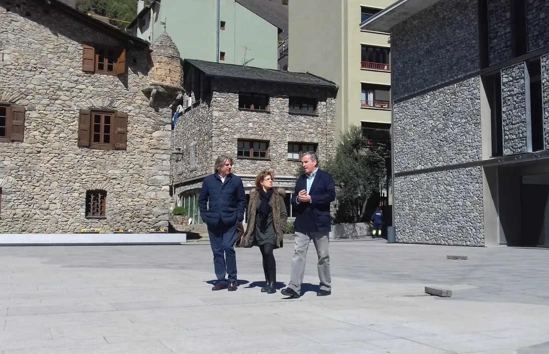Rafel Gaytán, Rosa Rodríguez i Eusebi Nomen, en campanya a la plaça del Consell.