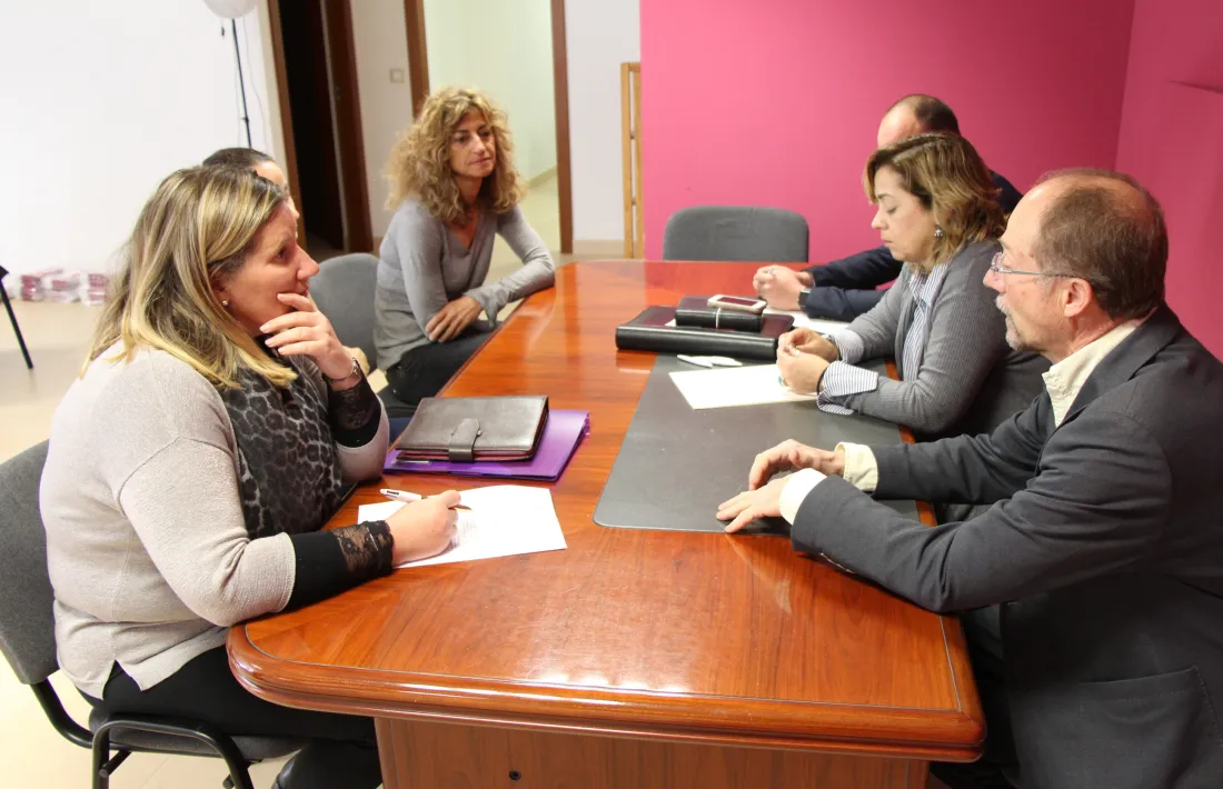 Els membres de Progressistes-SDP amb els comerciants.