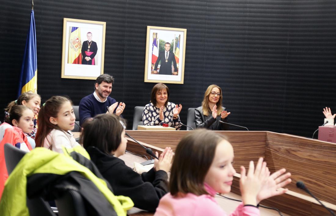 Els infants de Lalín a la nova sala de consell de comú.
