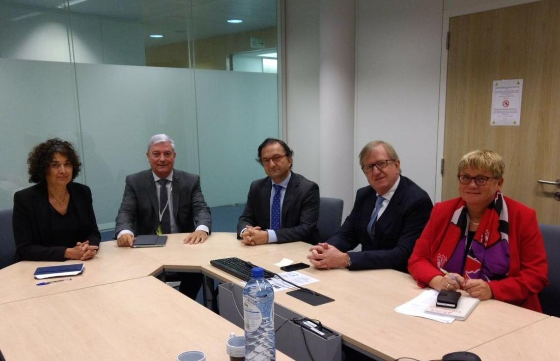 El president de la CEA, Gerard Cadena, amb representants de la UE a Brusel·les. 