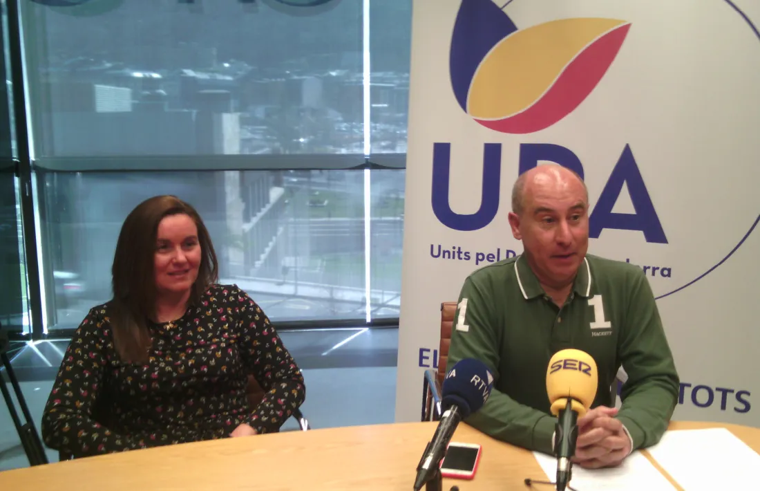 Clavera va comparèixer amb la número 2 de la llista d’UPA, Raquel Fernàndez.