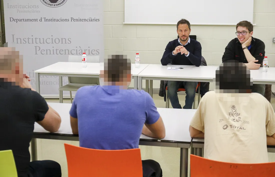 Pere López i Roger Padreny durant la reunió mantinguda ahir amb els interns del centre penitenciari.
