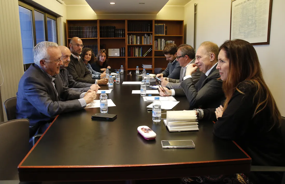 Un moment de la reunió dels candidats de Terceravia amb els representants de la Cambra de Comerç, Indústria i Serveis.