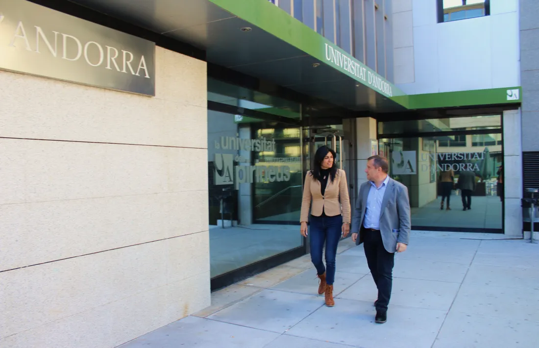 Carine Monatner i Josep Majoral ahir davant la Universitat d'Andorra.