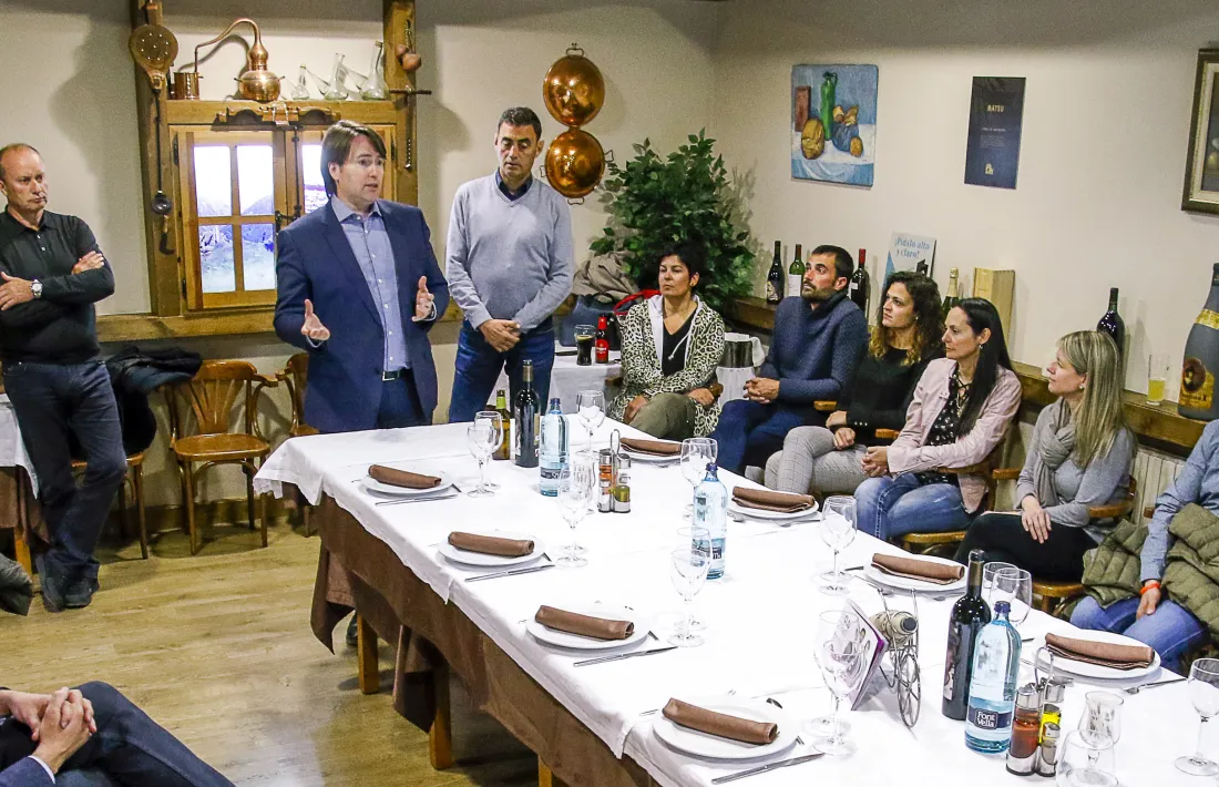 Naudi, amb la resta de candidats, s’adreça als assistents a la reunió amb els veïns de l’avinguda del Través, ahir.